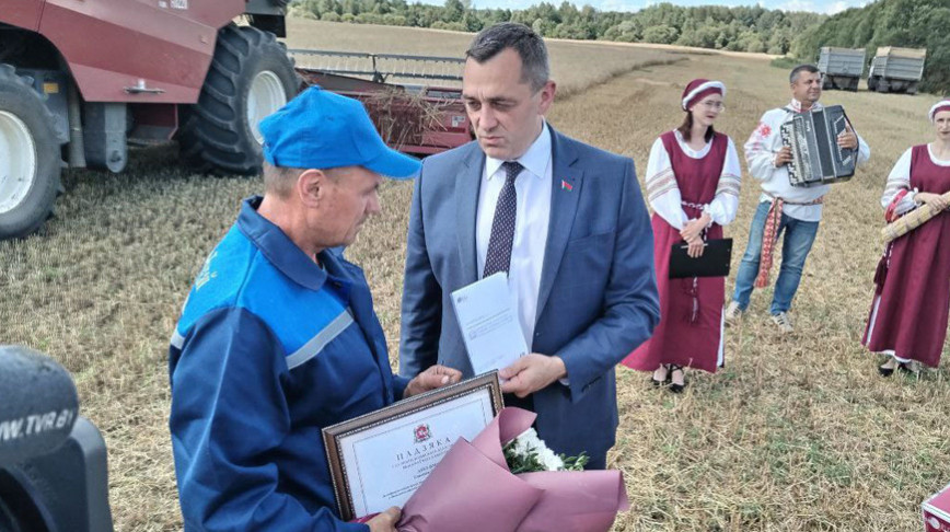 Первого комбайнера-тысячника чествовали в Витебской области