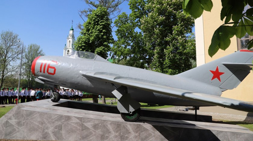 В память о Героях Беларуси. В Полоцком кадетском училище установили точную копию самолета МиГ-15