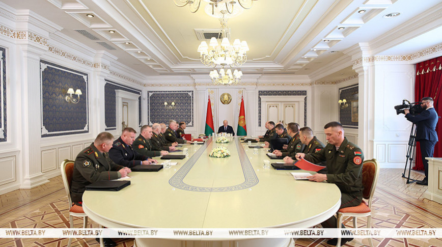Lukashenko convenes meeting to review inspection of internal troops brigade