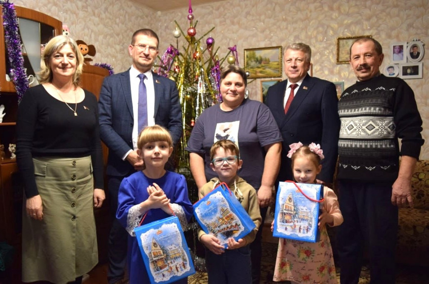 Юные воспитанники приёмной семьи Кривёнок из деревни Боярщина встретили гостей с искренними эмоциями, улыбками и праздничным настроением!

