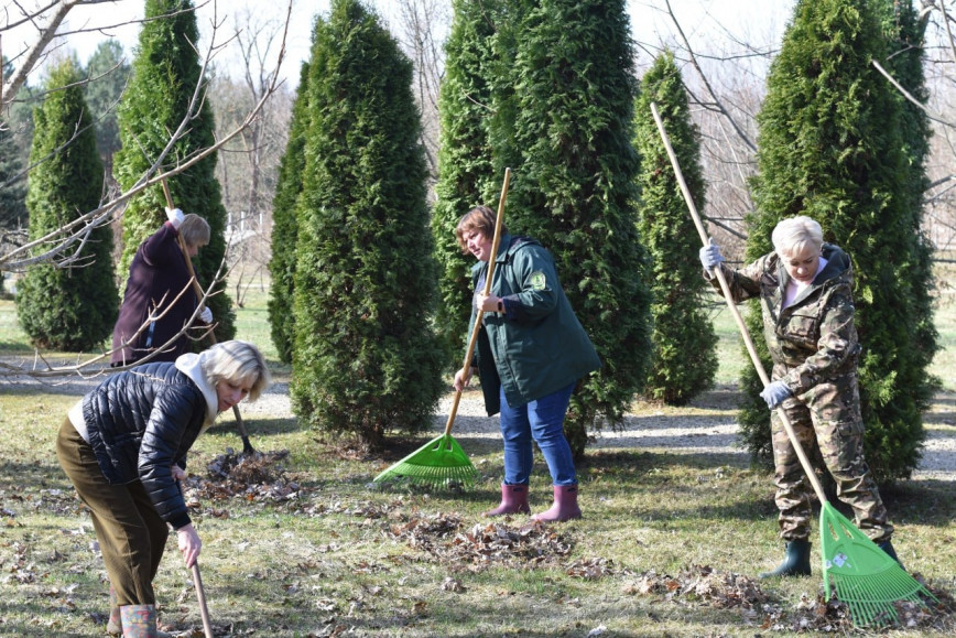Активно потрудились сегодня ушачане в рамках акции «Лес, дабро, парадак»