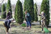 Активно потрудились сегодня ушачане в рамках акции «Лес, дабро, парадак»