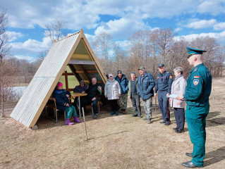 «Опасный весенний лёд. Выход на лёд запрещён!»