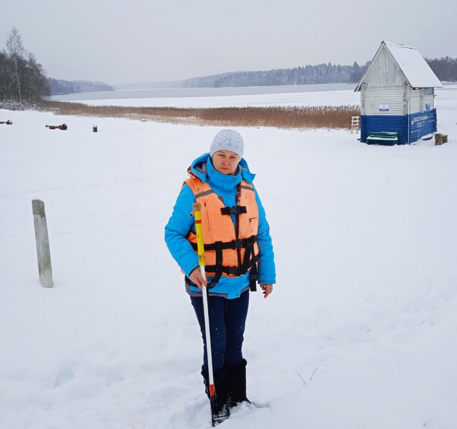 Будьте осторожны при выходе на лёд и не забывайте надеть спасательный жилет!