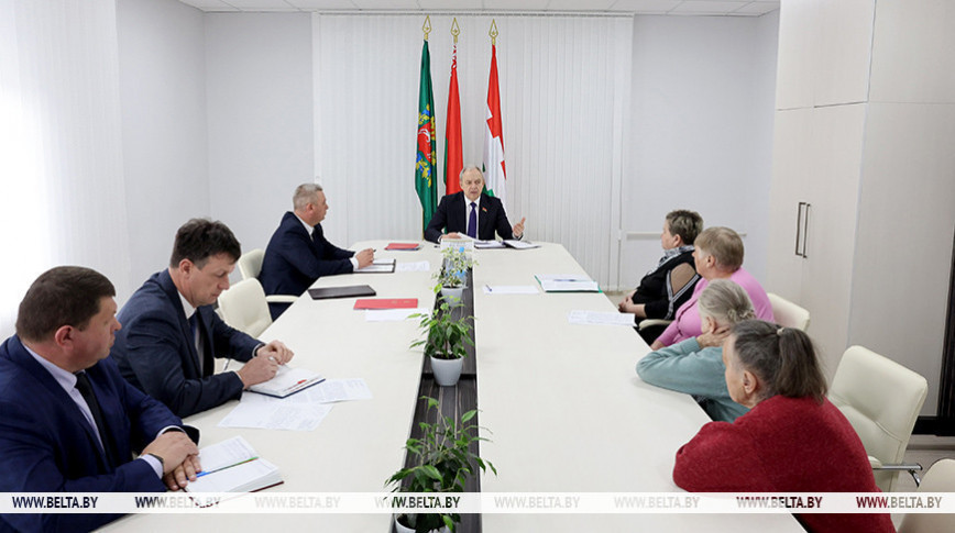Дарогі, электраацяпленне, добраўпарадкаванне. Сергяенка правёў асабісты прыём грамадзян у Шаркаўшчыне