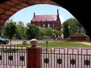 Костёл св. Лаврена в г.п. Ушачи и городская танцплощадка